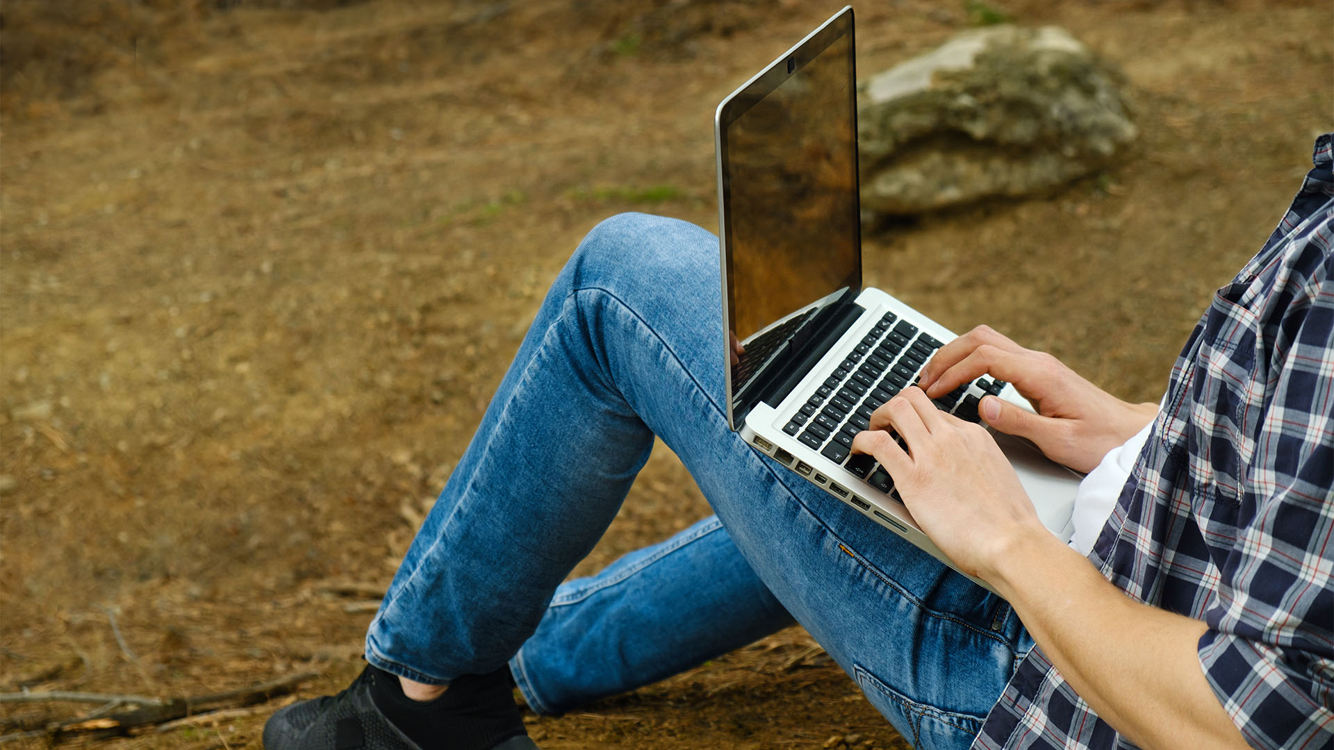 O que não fazer no pc do trabalho: login em redes sociais