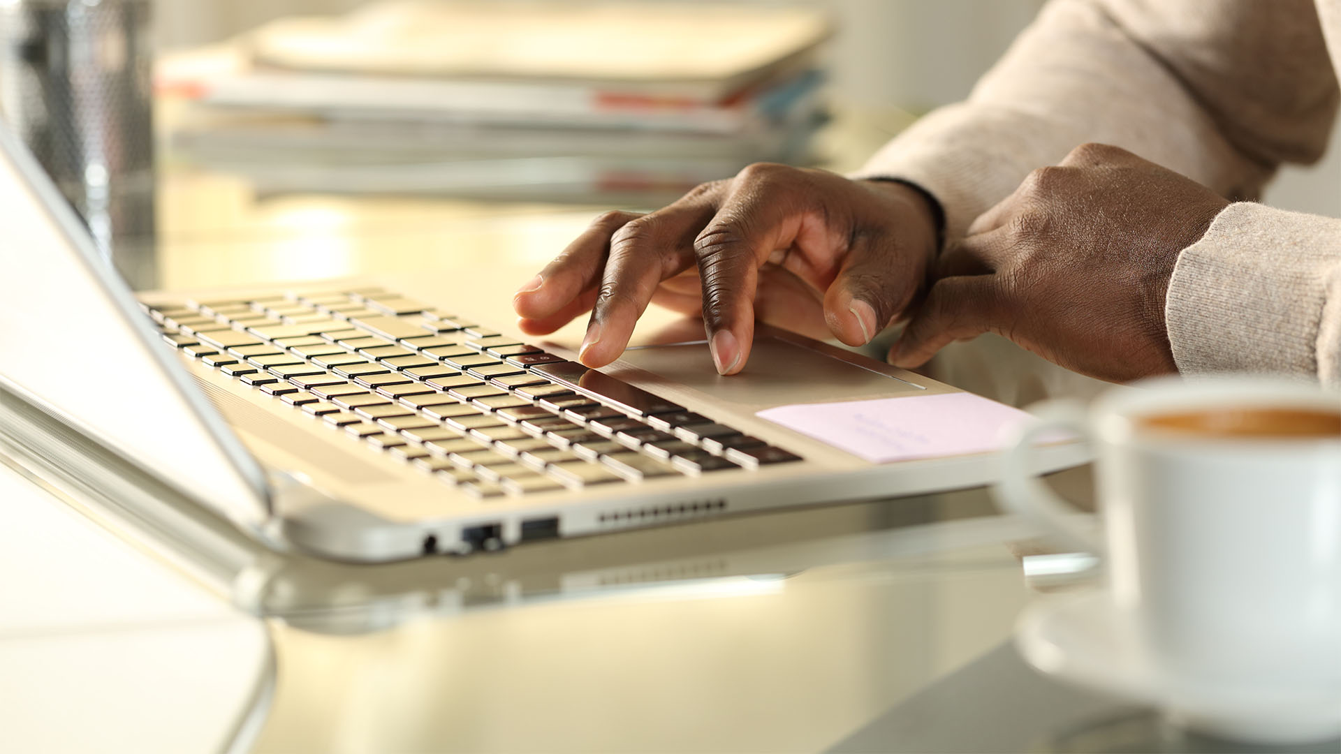 O que não fazer no pc do trabalho tente fazer todas as atividades pessoais no seu smartphone ou tablet pessoal.