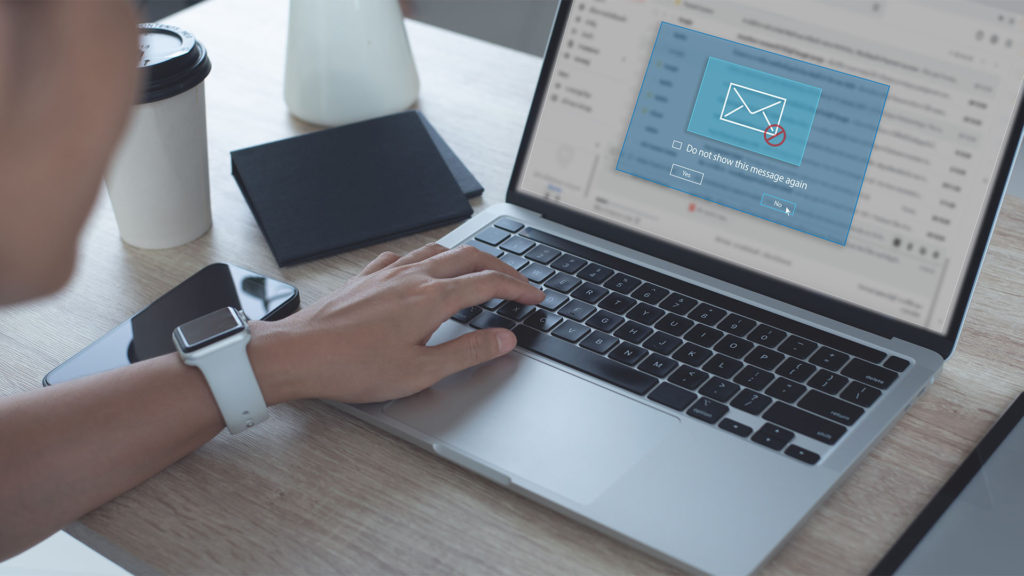 Email com tentativa de phishing em um notebook