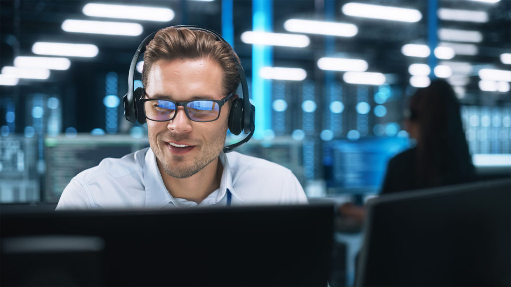 Homem fazendo atendimento humanizado de TI para empresas