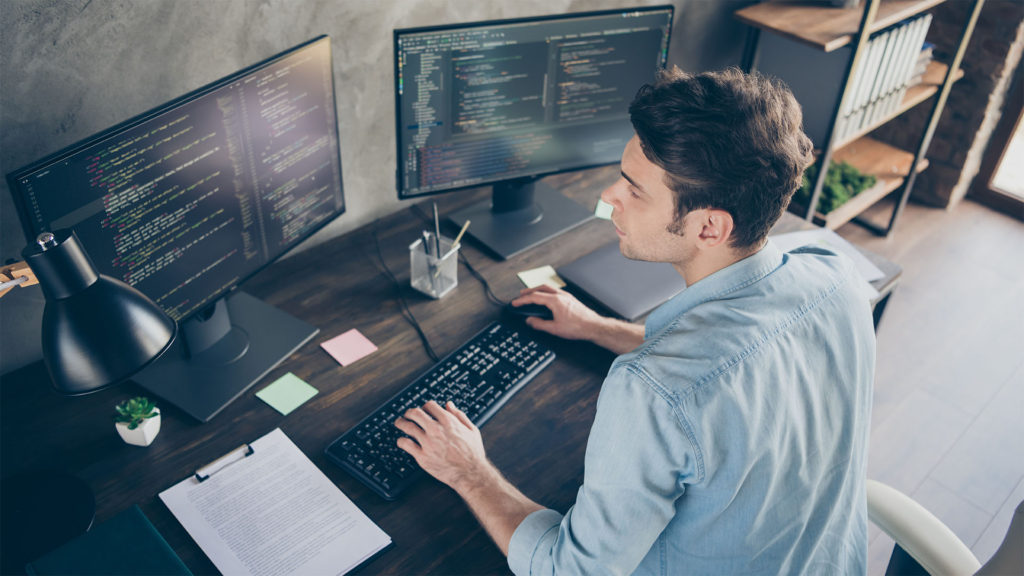 homem usando computadores