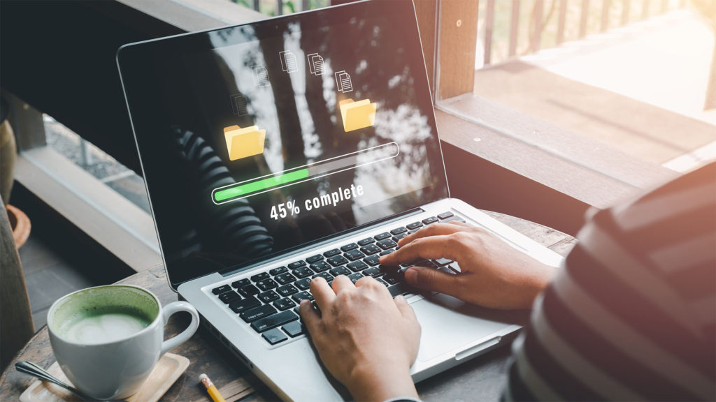 Homem fazendo backup de arquivo do notebook para nuvem