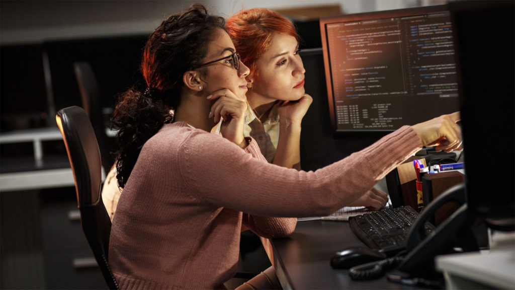 Duas mulheres analisando atualização de software