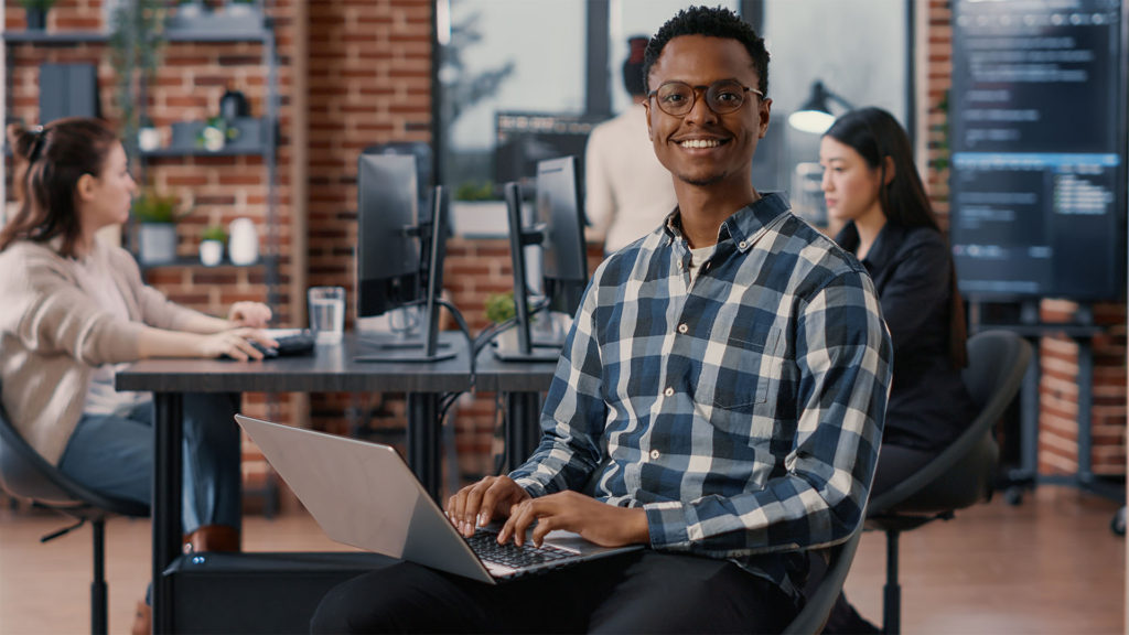 homem monitorando informações de TI da empresa