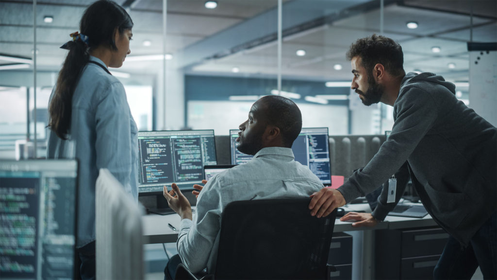 Equipe de TI monitorando empresa