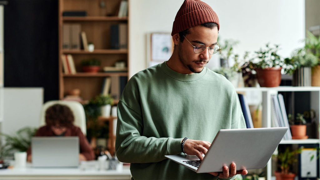 Colaborador usando notebook colaborando com a segurança digital do negócio