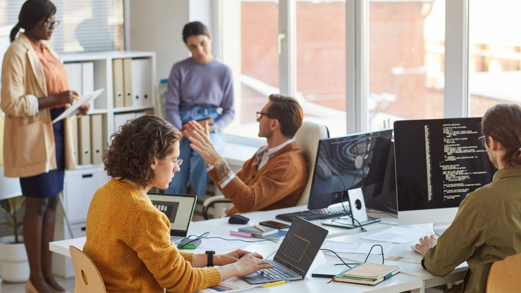 Equipe de trabalho num ambiente de TI sem falhas