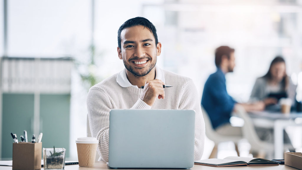 Homem trabalhando em frente ao notebook com infraestrutura otimizada