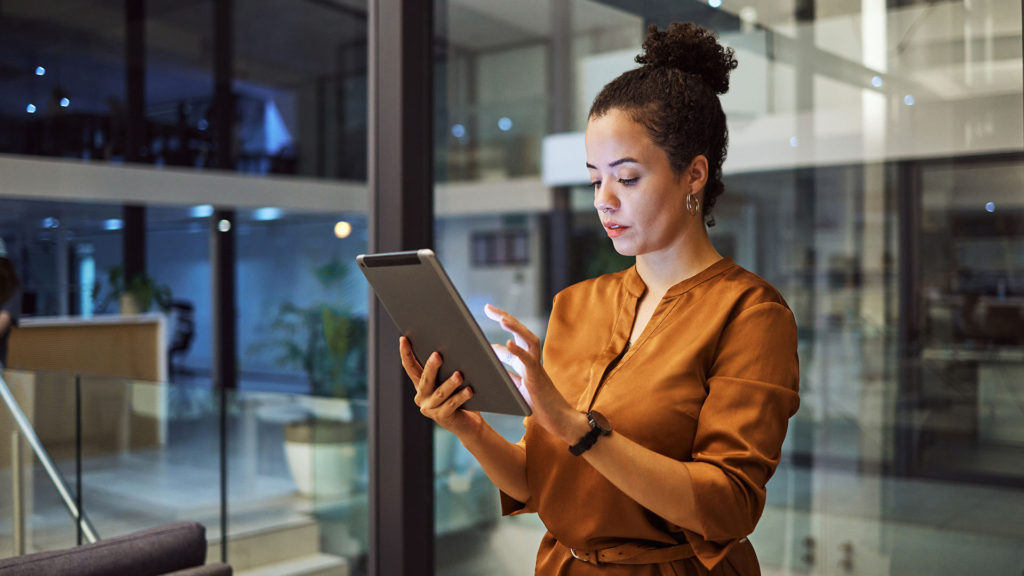 Técnica em TI usando a computação em nuvem para otimizar os processos do cliente