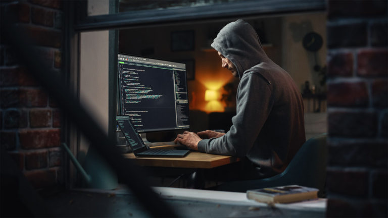 hacker usando dados após implantar um malware
