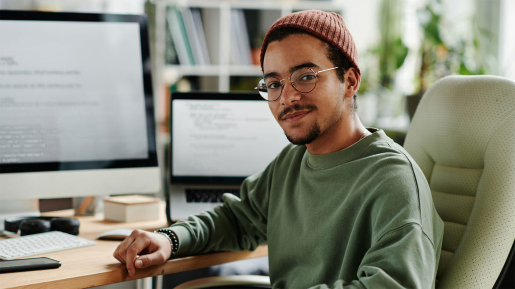 Funcionário trabalha de forma mais produtiva em empresas que investem  em manutenção preventiva em TI