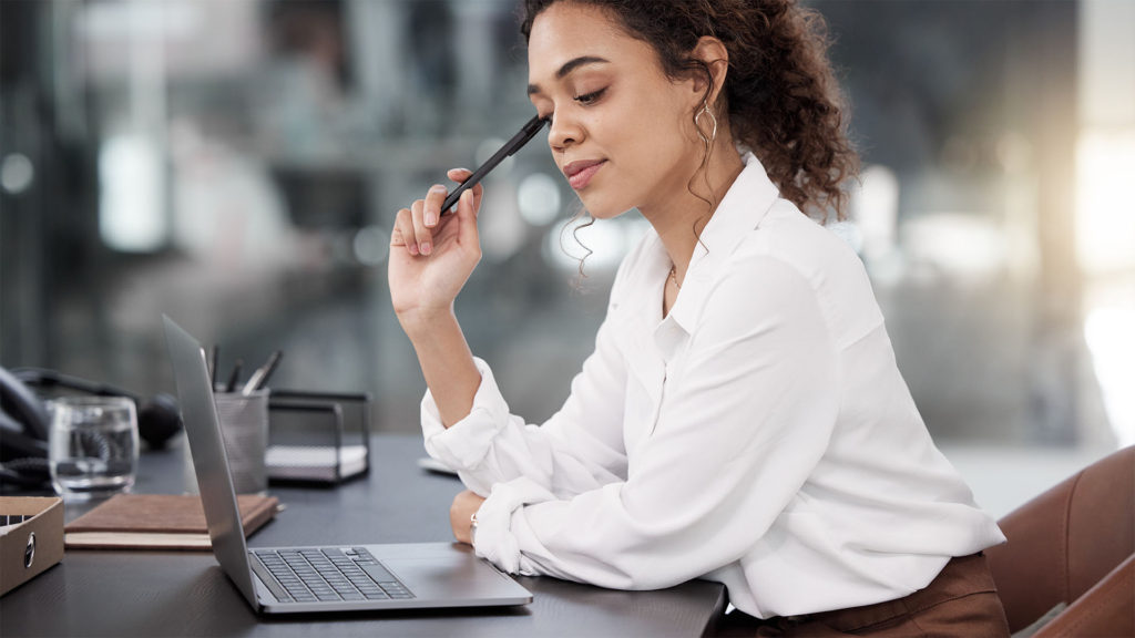 Mulher olhando para a tela do notebook. Verifique se o site é seguro com estes alertas