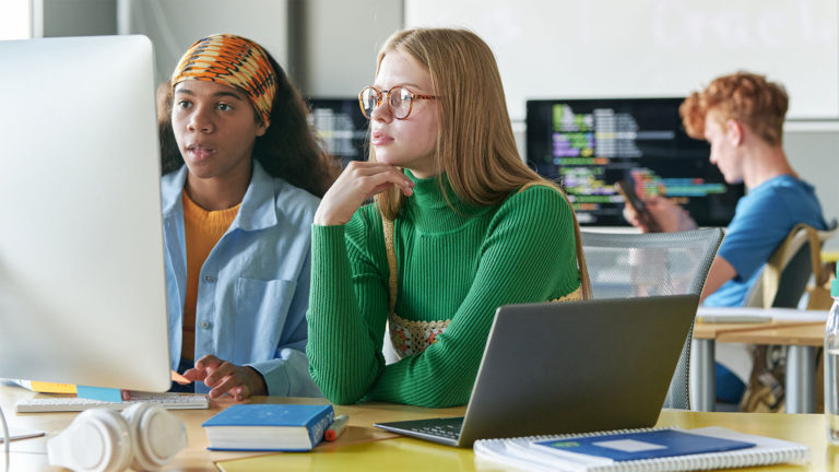 Duas mulheres em frente ao computador