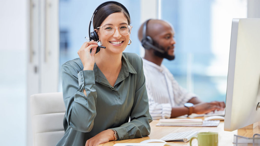 Mulher sorridente usando um headset